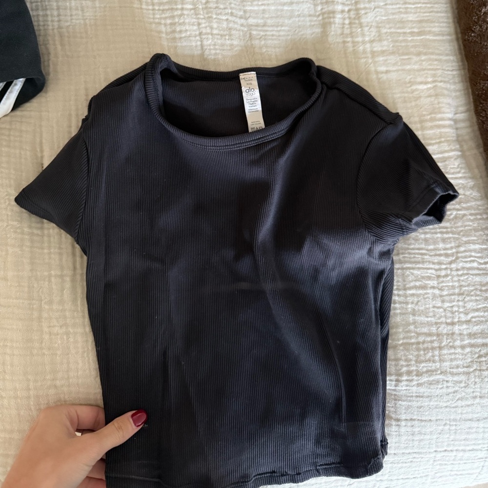 Alo cropped ribbed tee in black